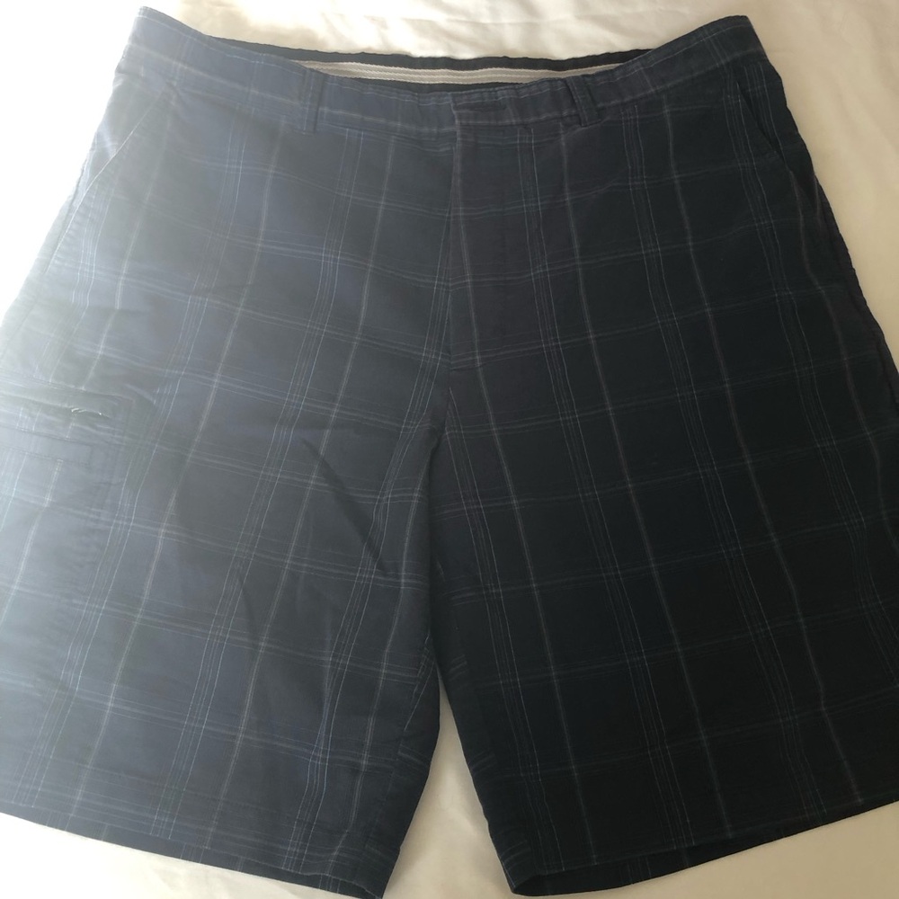 Greg Norman for Tasso Ella size 36 golf shorts Inseam 10” Dark Gray gently used